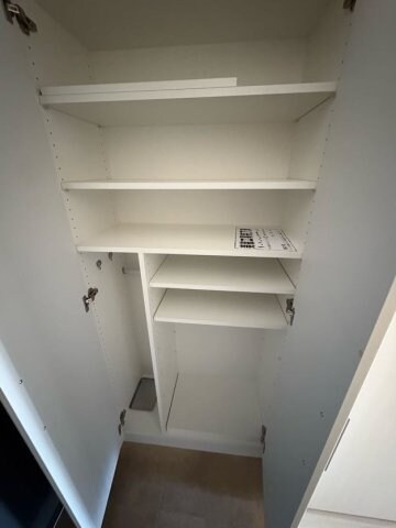 物件内観写真17　(収納豊富です)