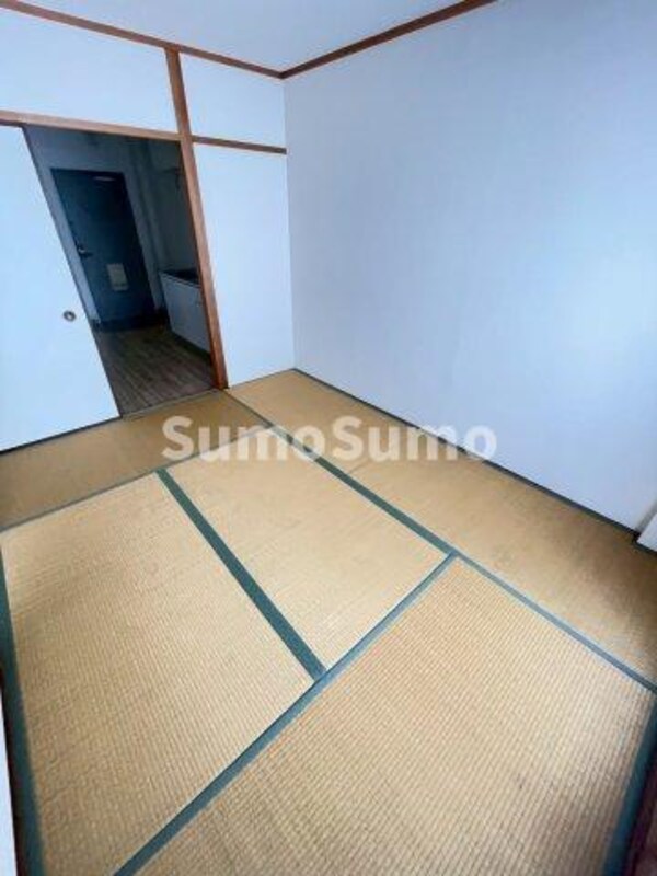 和室(畳の上でゆっくりとくつろげる和室です)