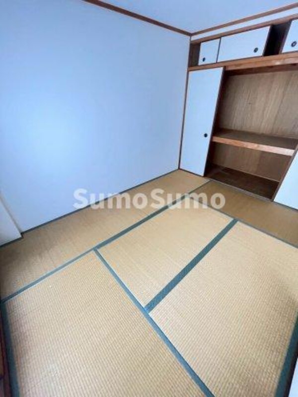 和室(畳の上でゆっくりとくつろげる和室です)