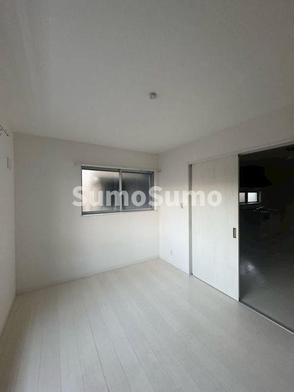 物件内観写真4　(ゆったりとした居間です)