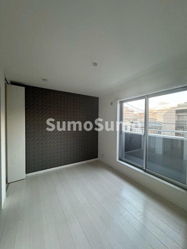 物件内観写真6　(落ち着いた色調の寝室です)