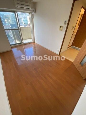 物件内観写真4　(こちらの居間で趣味の時間をお楽しみください)