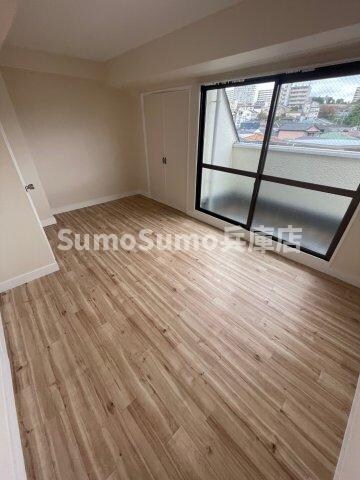 物件内観写真7　(広くて明るい寝室)