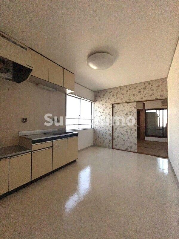 物件内観写真3　(ゆったりとした居間です)