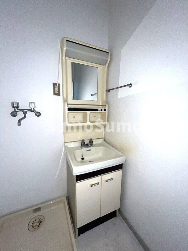 物件内観写真10　(明るい洗面所です)