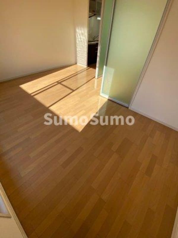 寝室(落ち着いて過ごせるお部屋なので、寝室にいかがでしょうか)