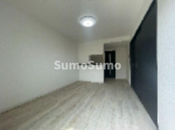 物件内観写真6　(広くて明るい寝室)