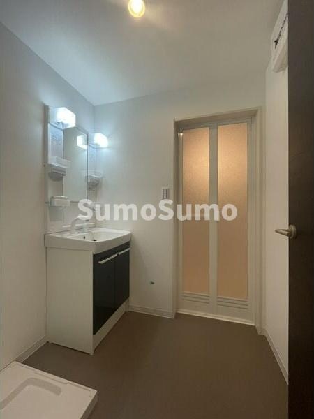 物件内観写真9　(コンパクトで使いやすい洗面所)