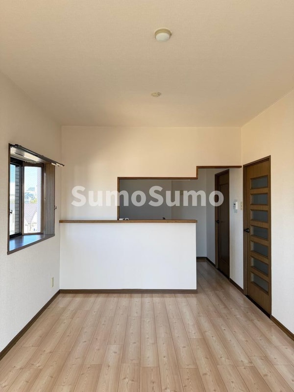 居室(こちらの居間で趣味の時間をお楽しみください)