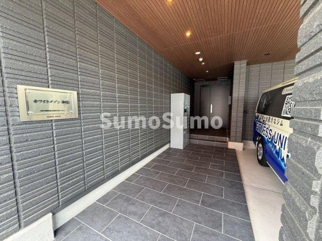 物件外観写真2　(落ち着いたエントランスです)