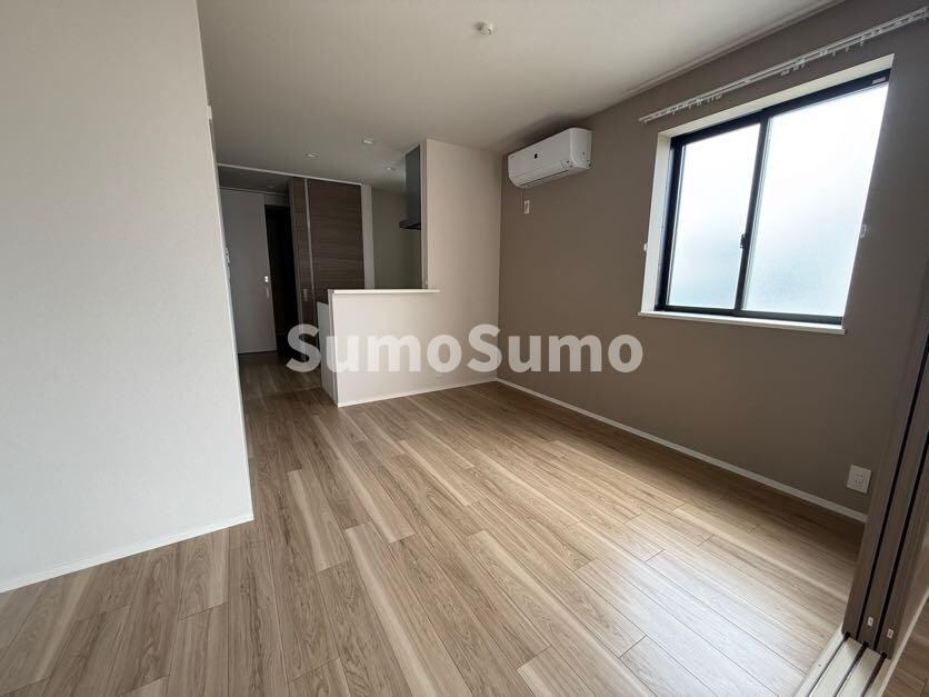 物件内観写真5　(こちらのリビングで趣味の時間をお楽しみください)