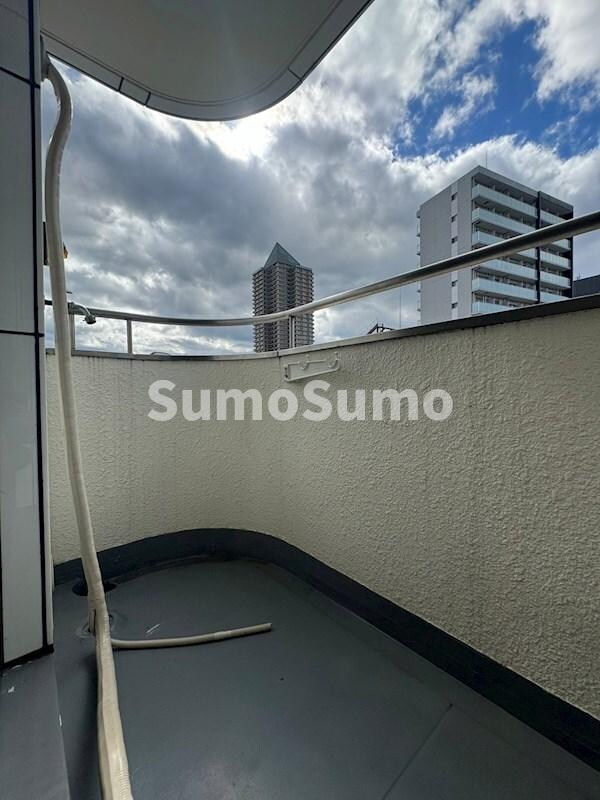 バルコニー(開放的で明るい空間を演出してくれるバルコニーです)