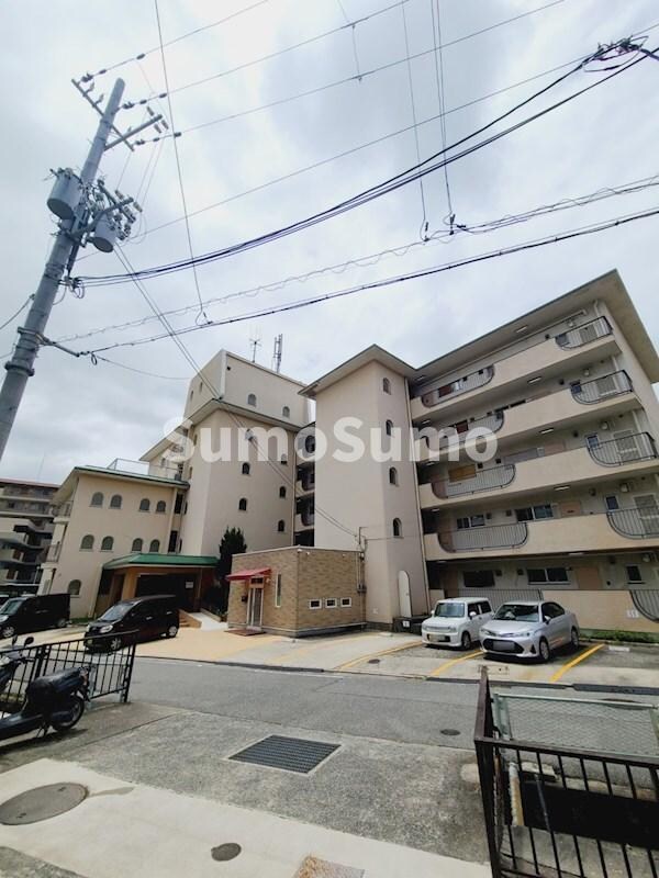 物件外観写真3　(落ち着いた雰囲気の外観です)