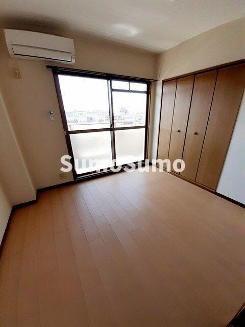 物件内観写真8　(広くて明るい寝室)