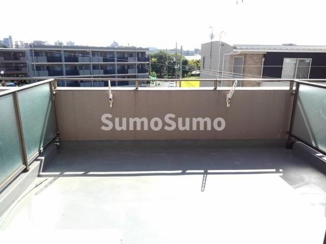 物件内観写真14　(開放的で明るい空間を演出してくれるバルコニーです)