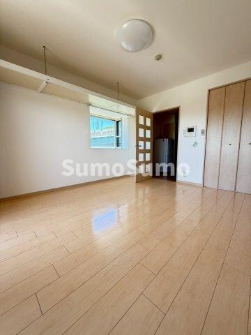 物件内観写真5　(こちらの居間で趣味の時間をお楽しみください)