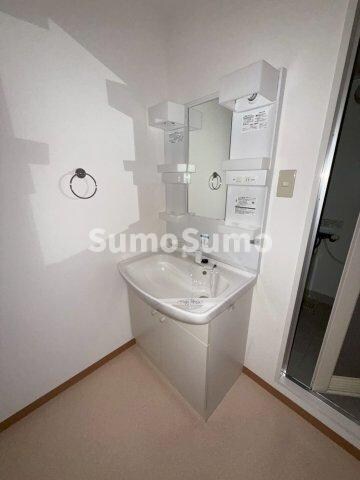 物件内観写真10　(明るい洗面所です)