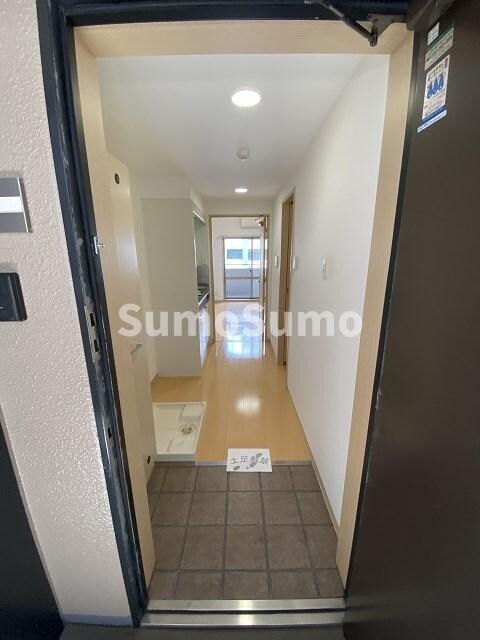 物件内観写真4　(収納もある玄関です)