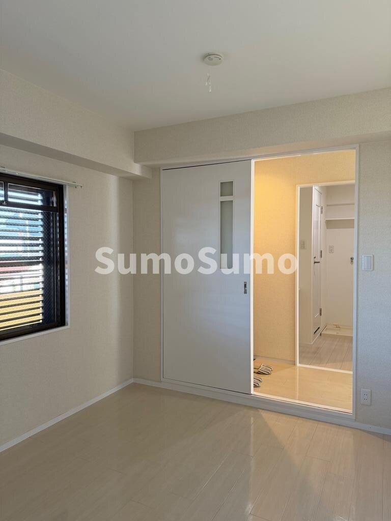 物件内観写真4　(開放的な寝室です)