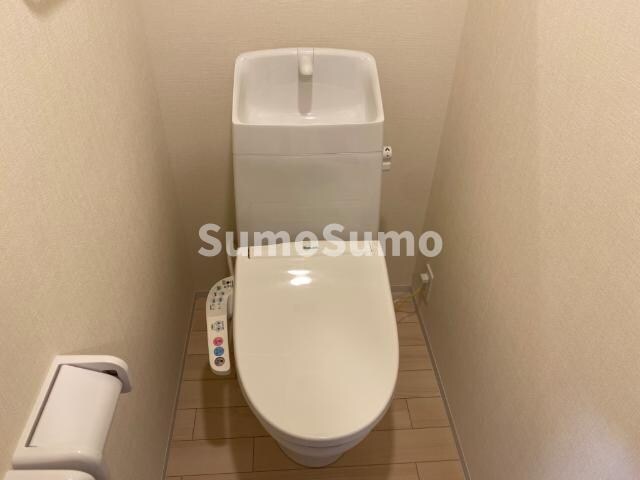 物件内観写真8　(落ち着いた色調のトイレです)