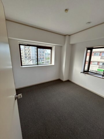 物件内観写真11　(使い勝手のいい洋室です)