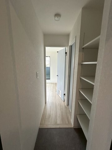 物件内観写真3　(ゆったりとした玄関です)