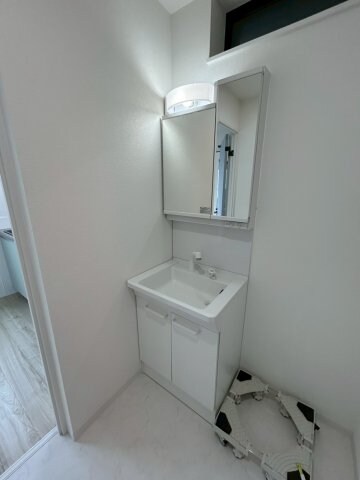 物件内観写真12　(朝の身支度には欠かせない独立洗面化粧台)