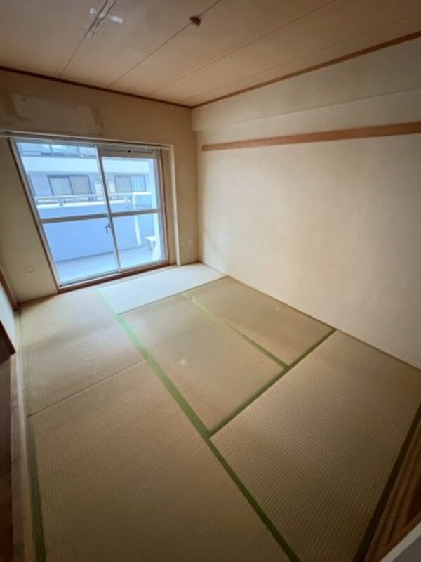 和室(和室ならではの温かな和の空間で寛ぎの時間を過ごせます)