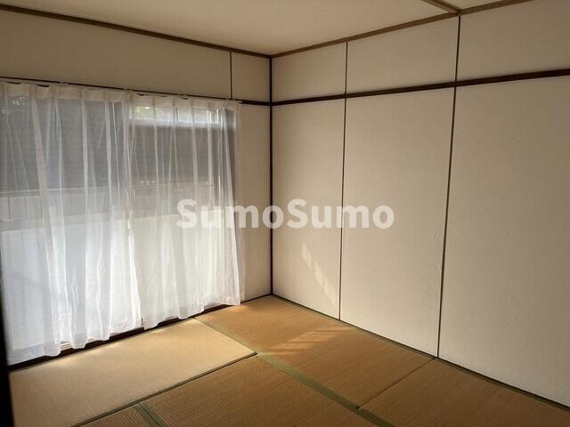 物件内観写真3　(和室がひろがる居住スペース)