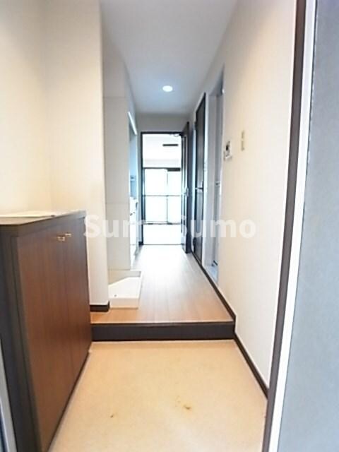 物件内観写真3　(明るい玄関です)