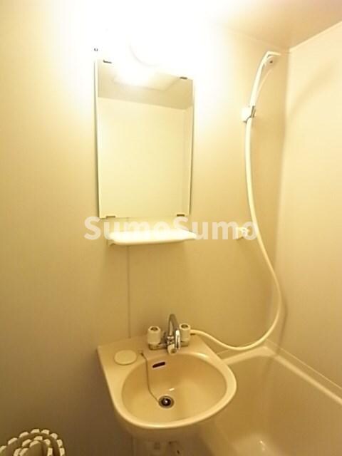 物件内観写真9　(朝の身支度には欠かせない独立洗面化粧台)