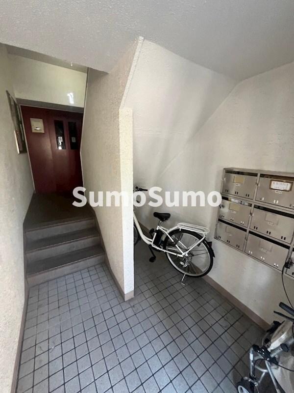 物件外観写真3　(落ち着いたロビーです)