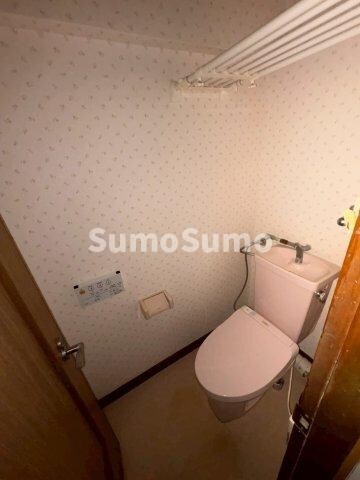 物件内観写真10　(落ち着いた色調のトイレです)