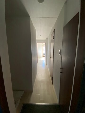 物件内観写真2　(収納もある玄関です)