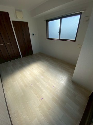 物件内観写真3　(こちらの居間で趣味の時間をお楽しみください)