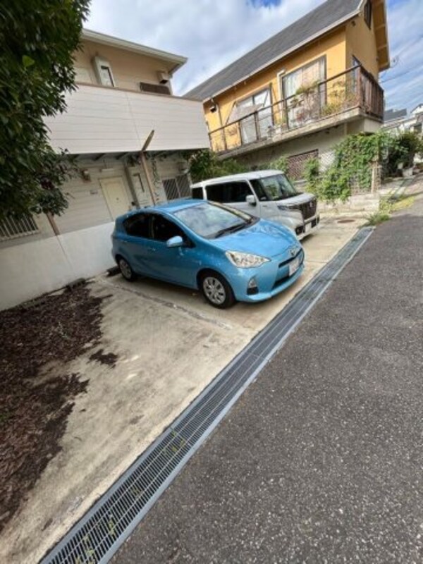 駐車場(駐車場があるので、車を買う予定の方も安心です)