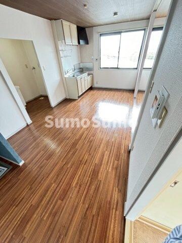 物件内観写真5　(こちらのリビングで趣味の時間をお楽しみください)