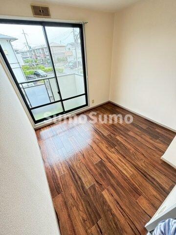 物件内観写真8　(落ち着いた色調の寝室です)