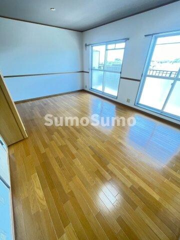 物件内観写真17　(ゆったりとした居間です)