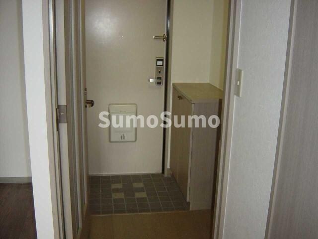 物件内観写真4　(明るい玄関です)