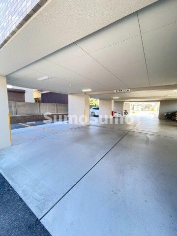 物件外観写真2　(駐車場があるので、車を買う予定の方も安心です)