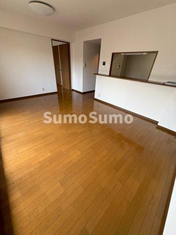 物件内観写真3　(ゆったりとした居間です)