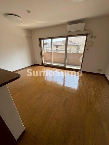 物件内観写真4　(ゆったりとした居間です)