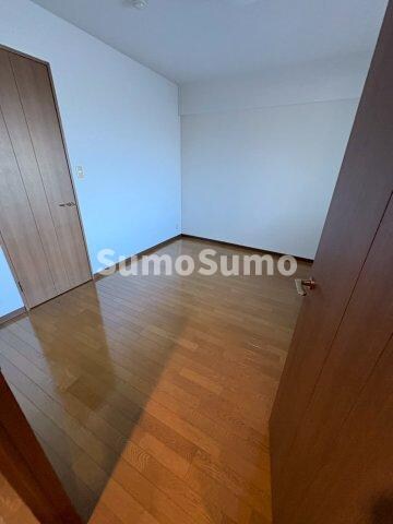 物件内観写真9　(個人の部屋や寝室として使える洋室です)