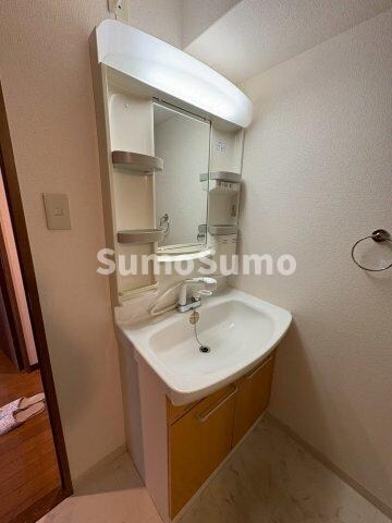 物件内観写真11　(明るい洗面所です)