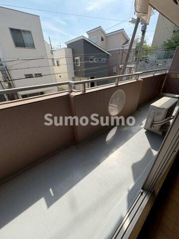 物件内観写真17　(開放的で明るい空間を演出してくれるバルコニーです)