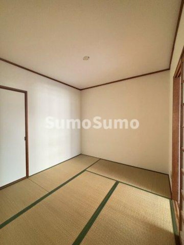 和室(和室ならではの温かな和の空間で寛ぎの時間を過ごせます)