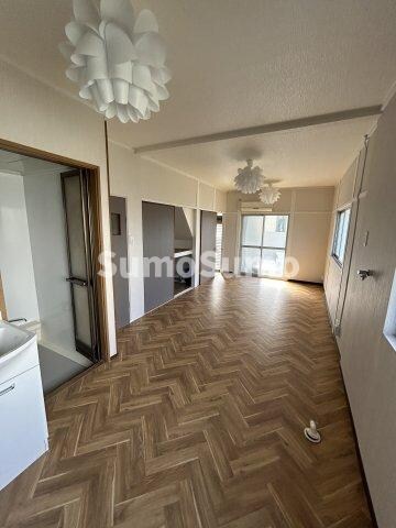 物件内観写真4　(こちらの居間で趣味の時間をお楽しみください)