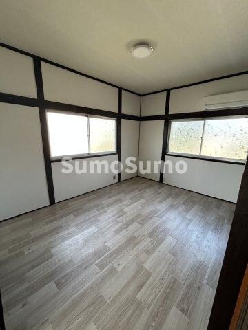 物件内観写真6　(広くて明るい寝室)