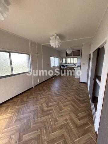 物件内観写真21　(こちらの居間で趣味の時間をお楽しみください)